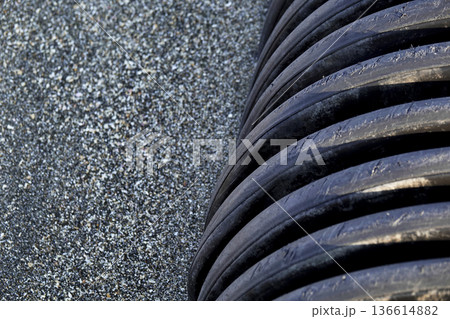 波打ち際の砂浜に埋もれた漂流物 136614882