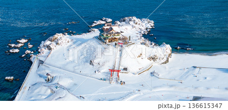 空撮「青森県」雪景色の蕪島 八戸市 空撮「青森県」雪景色の蕪島 八戸市 136615347