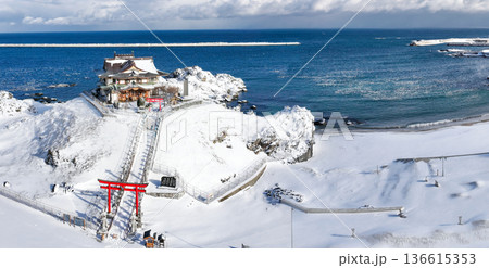 空撮「青森県」雪景色の蕪島 八戸市 空撮「青森県」雪景色の蕪島 八戸市 136615353