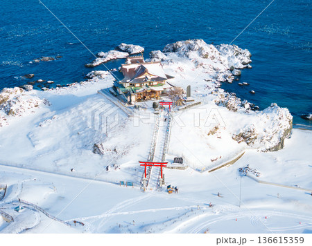 空撮「青森県」雪景色の蕪島　八戸市 136615359