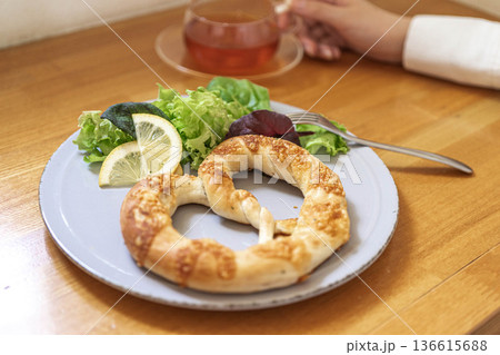 朝ごはんを食べる 136615688