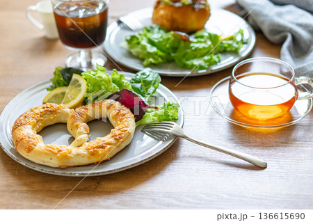 朝ごはんの風景 136615690