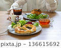 おしゃれな朝食を食べる女性 136615692
