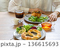 朝食を食べる女性 136615693