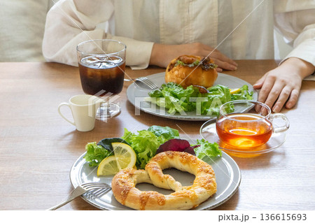 朝食を食べる女性 136615693