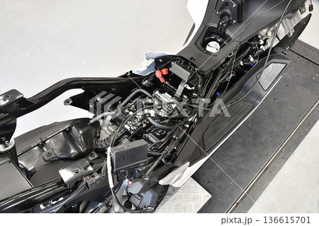 修理中のスクーター 136615701