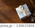 リボンのかかったプレゼント 136615808