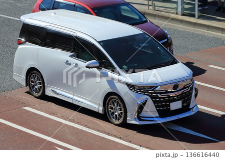 白い高級ミニバン イメージ 白い高級ミニバン イメージ 136616440