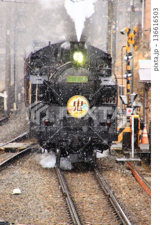 雪舞う鬼怒川路を力走する…【SL大樹】C11123 136616503