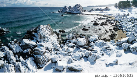 「青森県」雪景色の種差海岸　八戸市 136616632