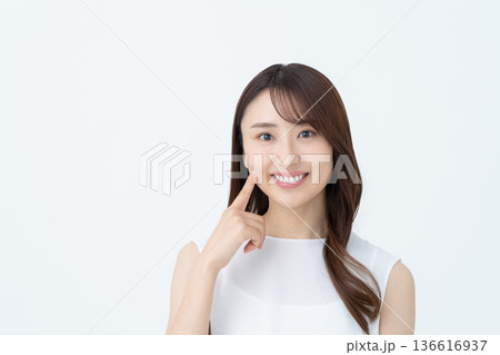 若い女性のビューティ 136616937