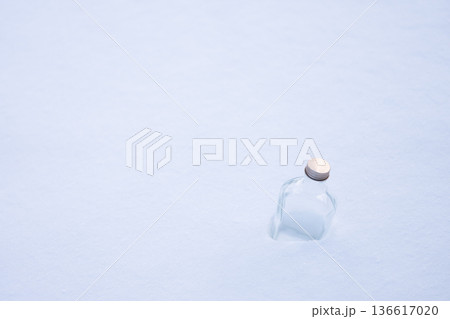 雪に埋まったガラスの瓶 136617020