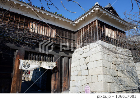 愛媛県　松山城・筒井門と筒井門東続櫓 136617083