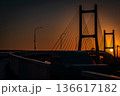 松川浦の夜明け・朝日に染まる美しい斜張橋のシルエット 松川浦の夜明け・朝日に染まる美しい斜張橋のシルエット 136617182