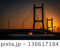 松川浦の夜明け・朝日に染まる美しい斜張橋のシルエット 松川浦の夜明け・朝日に染まる美しい斜張橋のシルエット 136617184