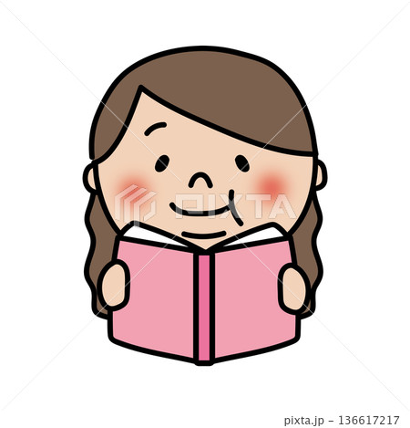 本を読むぽっちゃりしたロングヘアの子供（女の子） 136617217