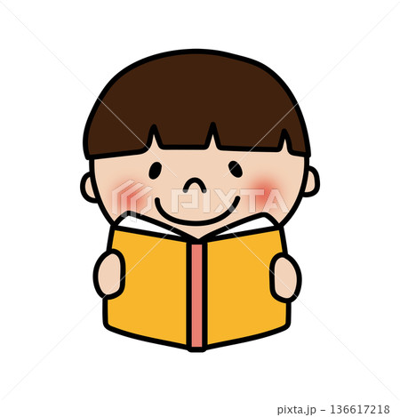 本を読む大人しいマッシュヘアの子供（男の子） 136617218
