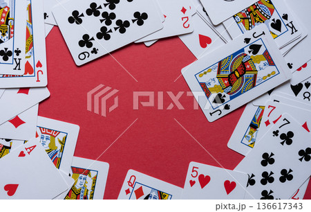 赤背景に並ぶトランプ 136617343