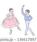 発表会で踊る男の子と女の子 136617897