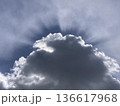雲の空き間を抜けると向こうは青空 136617968