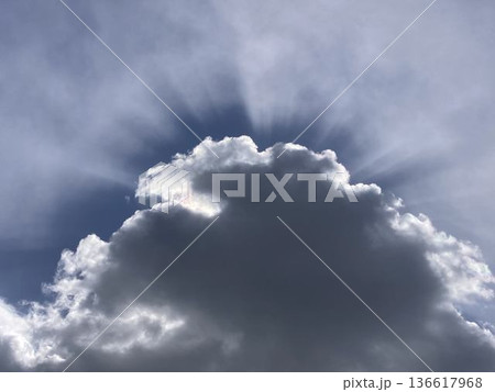 雲の空き間を抜けると向こうは青空 136617968