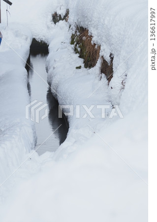 溝と雪 136617997