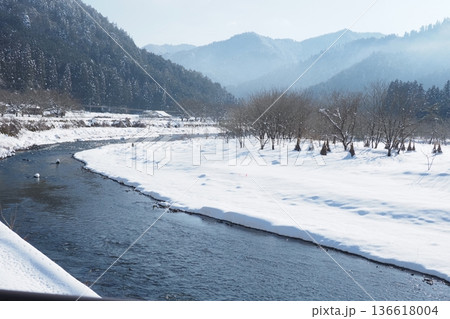 美山を流れる川と雪と山 美山を流れる川と雪と山 136618004
