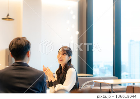 ロビーで笑顔で会話するカップル ロビーで笑顔で会話するカップル 136618044