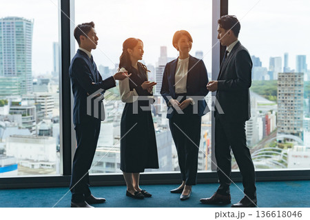 オフィスで会話するビジネスパーソンのグループ 136618046