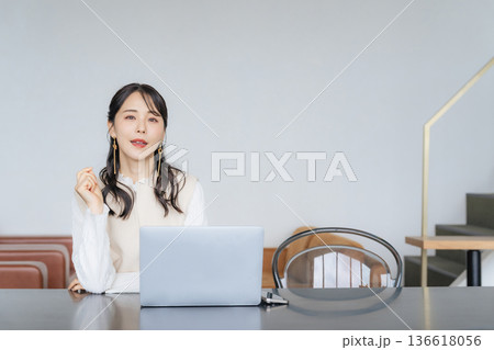 オフィスでノートPCを使って仕事する女性 136618056