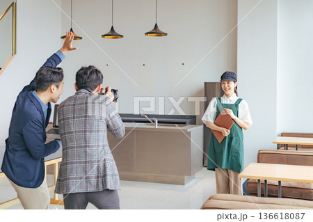 プロフィール写真を撮影する飲食店店員 プロフィール写真を撮影する飲食店店員 136618087