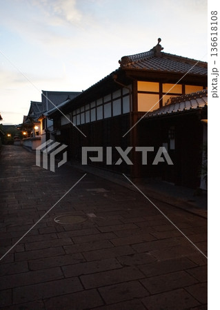 夕暮れの臼杵の町並み 二王座歴史の道 夕暮れの臼杵の町並み 二王座歴史の道 136618108