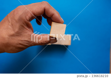 空白の木製ブロックを持つ手 136618210