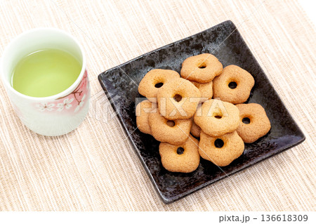 そば粉で作ったサクサクの蕎麦ぼうろと緑茶【白背景・切り抜き】 そば粉で作ったサクサクの蕎麦ぼうろと緑茶【白背景・切り抜き】 136618309