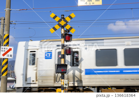 鉄道の警報機と通過する電車 鉄道の警報機と通過する電車 136618364
