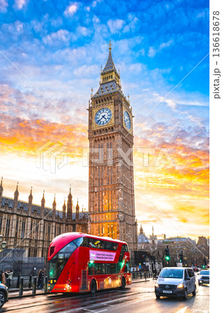 ロンドン　夕映えのエリザベス・タワー（ビッグ・ベン） 136618678