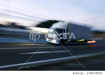 早朝の車道を疾走する働く車のバン型トラック 136618693