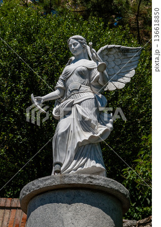 White angel statue 136618850