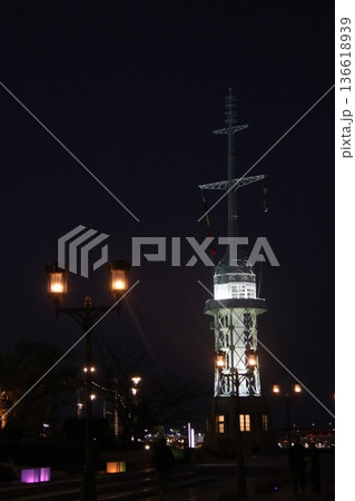 ライトアップされた夜の灯台 136618939