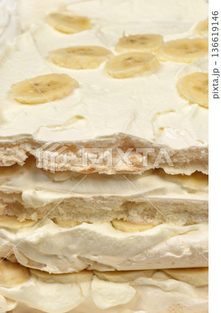 Meringue cake with whipped cream and bananas Meringue cake with whipped cream and bananas 136619146