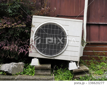 傾いているエアコンの室外機 136620277