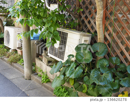 傾いているエアコンの室外機 傾いているエアコンの室外機 136620278