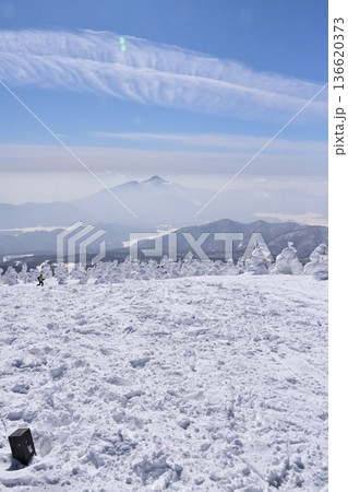 西大巓(西吾妻山)山頂から見た日本百名山 冬の磐梯山 136620373