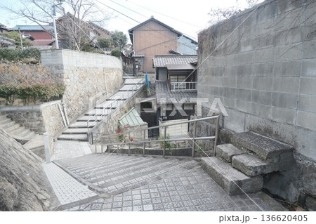 日本の坂道と石段が続く住宅街の風景 136620405