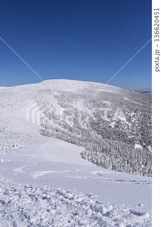 西大巓山頂から見た 日本百名山 冬の西吾妻山 136620451