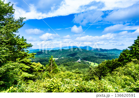 夏の津黒山から見た津黒高原と蒜山3　岡山県真庭市 136620591
