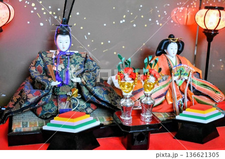 ひな祭りの雛人形 136621305