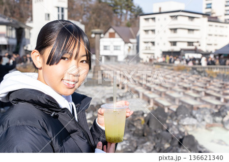草津温泉旅行で湯畑に来ている10代の女性 草津温泉旅行で湯畑に来ている10代の女性 136621340