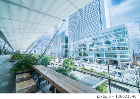 「東京都」東京駅八重洲口のペデストリアンデッキからの眺め　 136621346