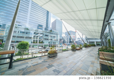 「東京都」東京駅八重洲口のペデストリアンデッキからの眺め　 136621350